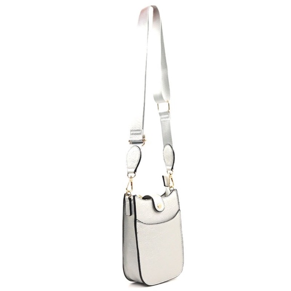This Fleurish Jewelry mini saddle messenger bag is a must-have accessory for any - Picture 6 of 8